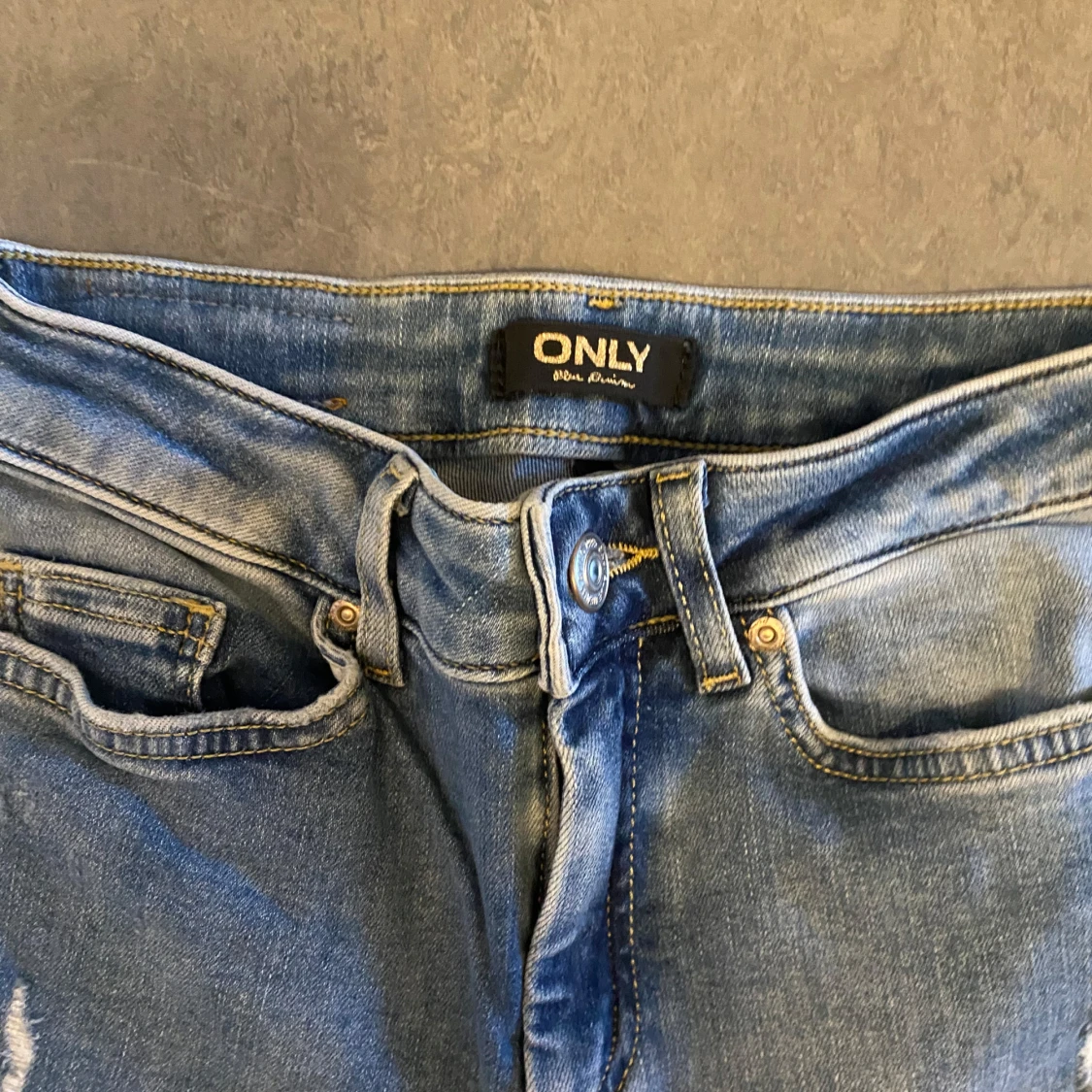 Blå jeans med slitningar från ONLY - 3