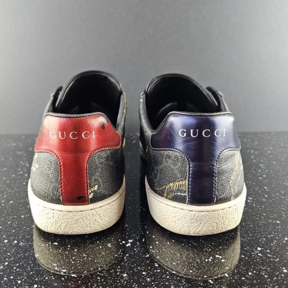 Ett par sjukt schyssta gucci ace skor! Dessa är väldigt unika och eftertraktade. Mitt pris: 2499, priset är ej hugget i sten. Storlek 41 men passar också 42. Det kommer med skosnören. Hör av dig vid minsta fråga eller fundering🙌. Kengät.