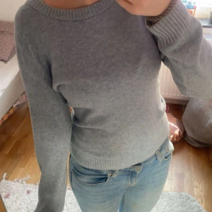 Mysig tröja!! - En jätte skön stickad tröja som jag säljer för den helt enkelt inte kommer till användning längre. Köpt från Vila. Den är blå grå i färgen men de syns inte så bra på kameran. Skriv för frågor!! 