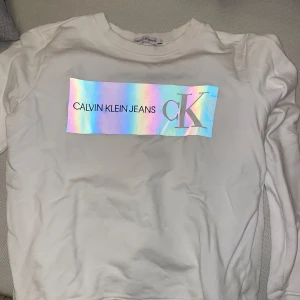  Calvin Klein tröja  -  Calvin Klein tröja vit med reflex märke - aldrig använd - som ny 