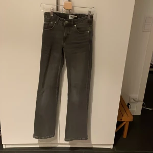 Grå jeans - Snygga grå jeans från lager 157. Modell 90 Boot. Storlek xxs short 