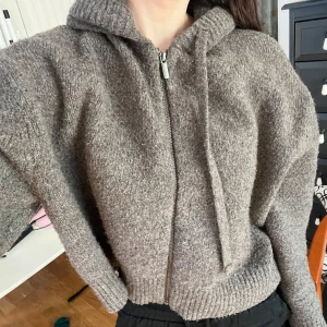 Zara kofta - Stickad kofta från Zara i storlek xs-s. Fint skick, är slutsåld nu ❤️längd från rygg ner ca 42cm. 