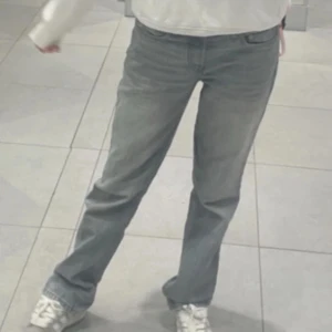 Gråa lågmidjade jeans - Gråa jeans ifrån lager 157 i storlek Xs. Dom är lågmidjade med en rak passform. Jag är 167cm lång som referens. Dom är lite skrynkliga nu men jag stryker dom innan jag skickar.