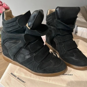 Isabel marant bekett 37 - Svarta isabel marant bekett sneakers i storlek 37 i bra skick! Dustbag och låda tillkommer❤️. Perfekt till sommarn!