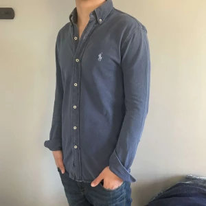 Ralph Lauren skjorta - Säljer en galet fet raffe skjorta| Modell: Featherweight Mesh| Storlek: S, modellen på bild är 178cm lång & väger 70kg| Skick: 8/10, inga defekter. | Nypris: 1700kr, vårat 549kr| Hojta gärna till vid fundering 💭 