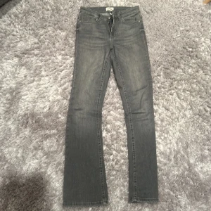 Grå jeans - Fina grå jeans från only. Bra skick!