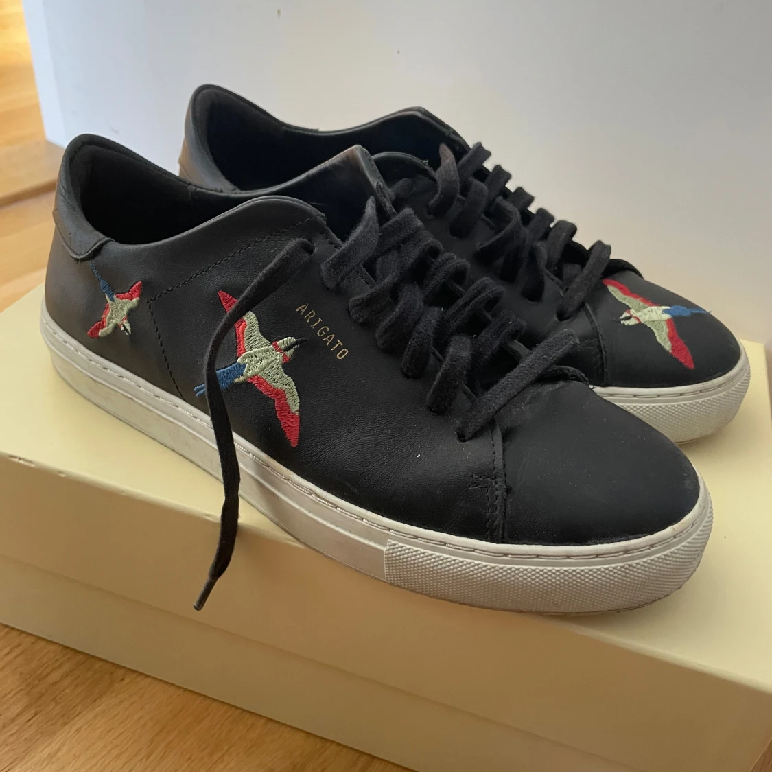 Svarta sneakers från Axel Arigato - 4