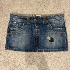 Jeanskjol från Denim Rules by Trp  - Snygg jeanskjol från Denim rules by trp. Den har en snygg uttvättad färg med många slitna detaljer. Köpte på Vinted för ca 500kr men har ej kommit till användning, så säljer väldigt billigt. ❤️Köpt är köpt, står inte för postens strul.