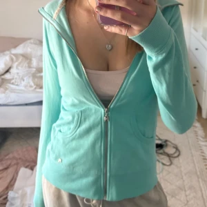 Victorias secret hoodie  - Jättefin VS pink zip up i stark turkos färg. Det står PINK på ryggen i cut med paljetter. Paljetterna går att dra upp och ner men de är vita på båda sidor. Dragkedjan har en vinge. Jättebra kvalitet! 