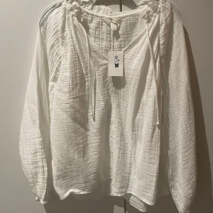 Vit oanvänd blus - Vid oanvänd blus med prislapp kvar!