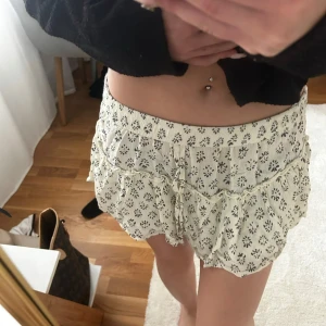 Kjol - Kjol men inbyggda shorts köpt förra året i PULL and bear i Spanien ❤️använd ett fåtal gånger i storlek m men passa även xs-m❤️