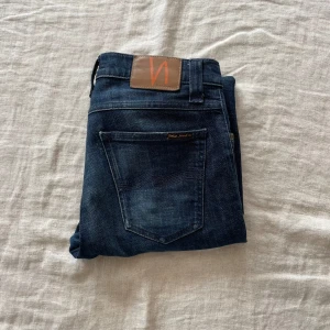 Nudie jeans - SEK-349 | Fint skick | storlek 30-32 | passar dig som är ca 173-178cm, kan passa mindre/större | modell: high Kai | hör av dig vid minsta fundering// SF