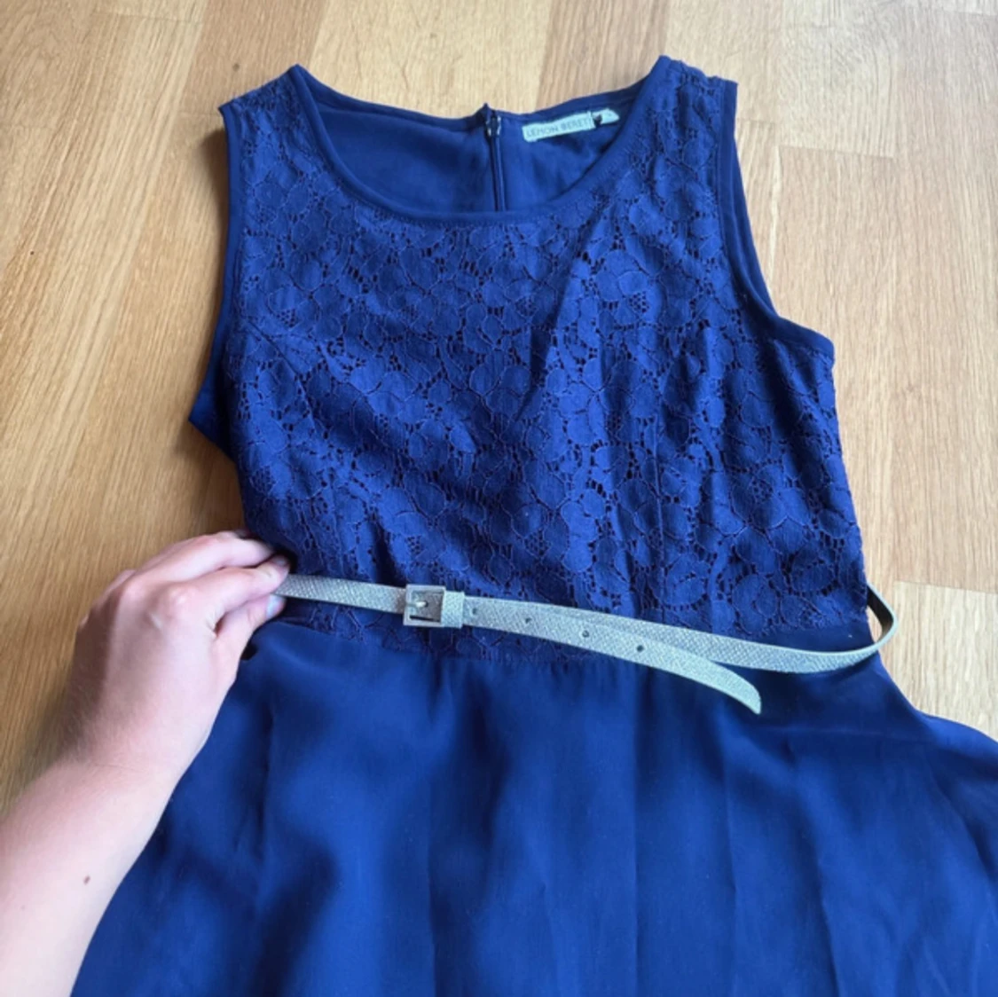 Marinblå spetsklänning  - 1