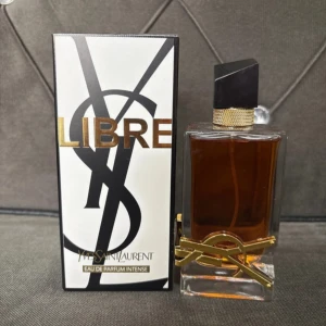 Yves Saint Laurent Libre Intense 90ml - YSL Libre Eau de Parfum Intense i 90ml flaska. Parfymen är inte använd alls typ ysl logga har !!defekt!! Lite bara därför vill jag sälja den 