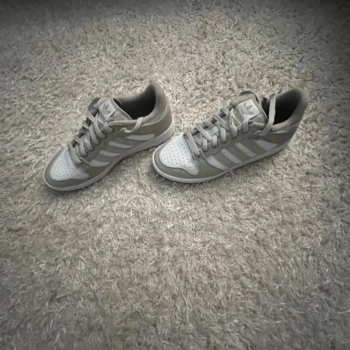 Adidas Forum Low sneakers i vitt och beige - 2