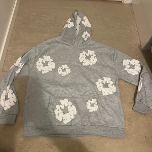 Denim Tears Hoodie  - -Size L -Helt ny  -jätte bra pris😍 -passar båda kvinnor och män 👌 -skriv gärna om du har några frågor🙏☺️