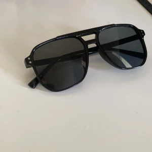 Svarta solglasögon  - Snygga svarta solglasögon.