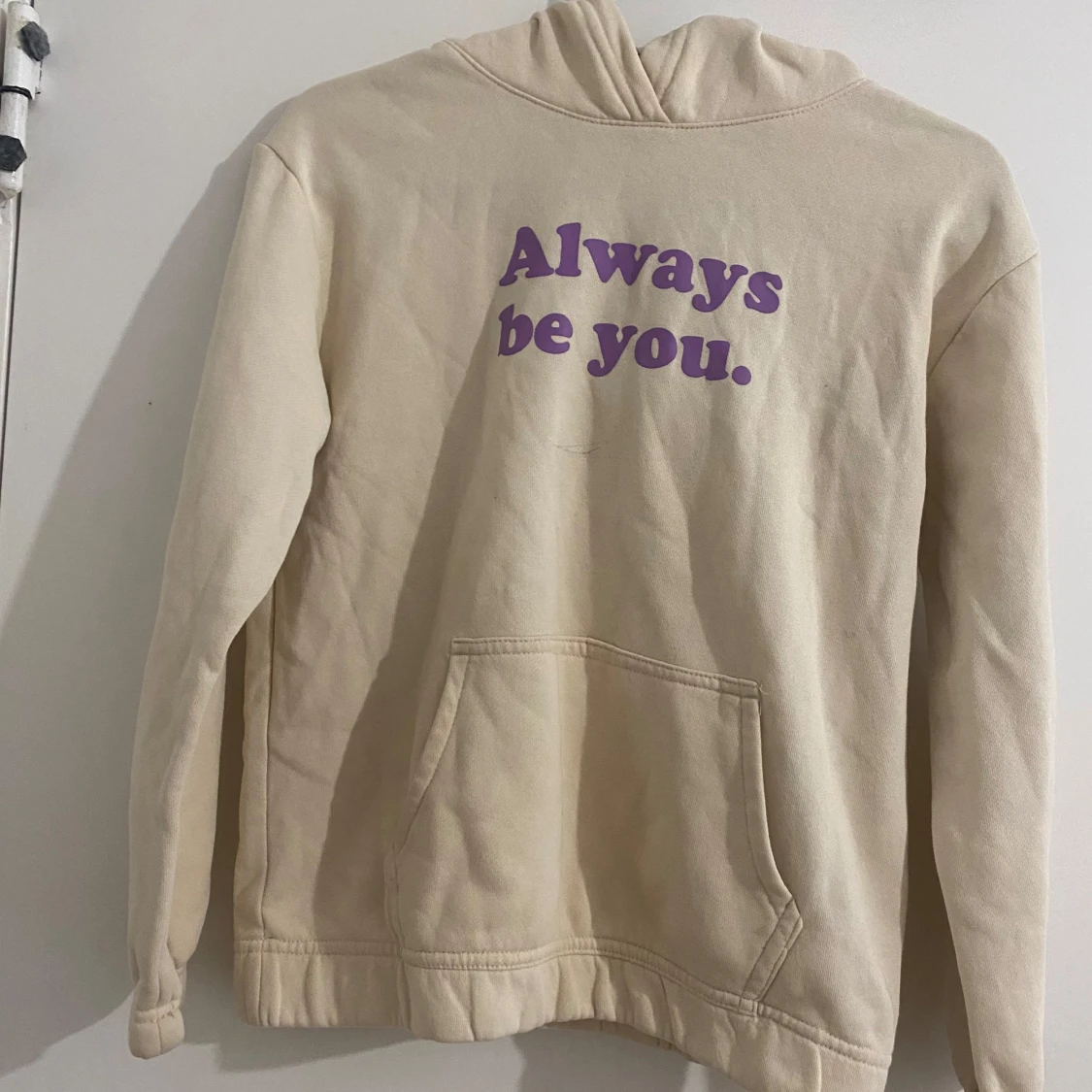 Beige hoodie med lila text från H&M - 2