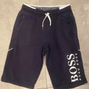 Shorts Hugo Boss  - Shorts från Hugo Boss, med snörning och sidfickor. Mjuk bomull. 