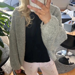 Grå stickad kofta från Lindex  - Mysig grå stickad kofta från Lindex med fluffiga ärmar🫶🏼