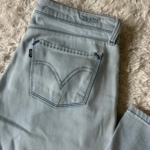 Lågmidjade jeans  - Sååå snygga Lågmidjade Levis jeans med paljetter på bakfickorna, säljer då dom tyvärr är försmå💕