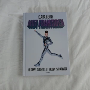 Clara Henry Mot Framtiden  - En bra bok av Clara Henry. Den är I bra skick 