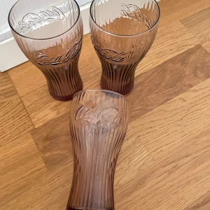 Tre cola glas  - Säljer tre cola glas som är väldigt fina! 