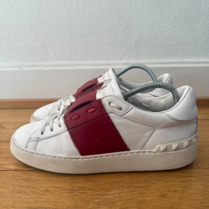 Valentino open sneakers  - Säljer nu dessa fina valentino skor | Bra skick | Storlek 37,5 | Kommer även med kvitto som intygar äktheten | Hör gärna av er vid frågor eller funderingar 