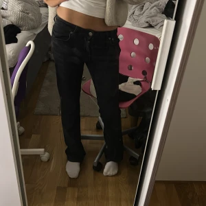 Svarta boutcut jeans  - Svarta jeans från Zara i rak modell med klassisk femficksdesign. Jeansen har normal passform och är tillverkade i bomull med en lätt tvättad look. Perfekta till sneakers eller boots för en chill vibe. Dom har 3st håll vid benen. Priset går alltid att dusketera 💕😊