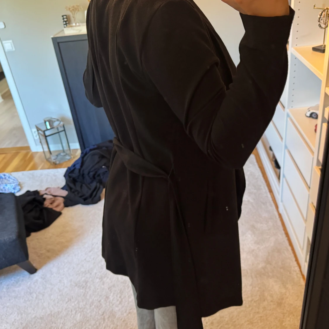 Svart omlottkappa med bälte - 1