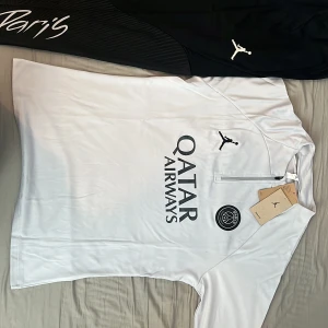 Vit PSG långärmad träningströja Jordan - Tjena folket, säljer nu ett nytt psg-set som jag inte har använt. Storlek L på båda. Skriv om ni har några frågor. Har taggen oxå!