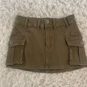 Grön jeanskjol - Grön jeanskjol med så skönt material. Säljer den då jag inte  tycker att jag passar i grönt, men ÄLSKAR hur den sitter. 