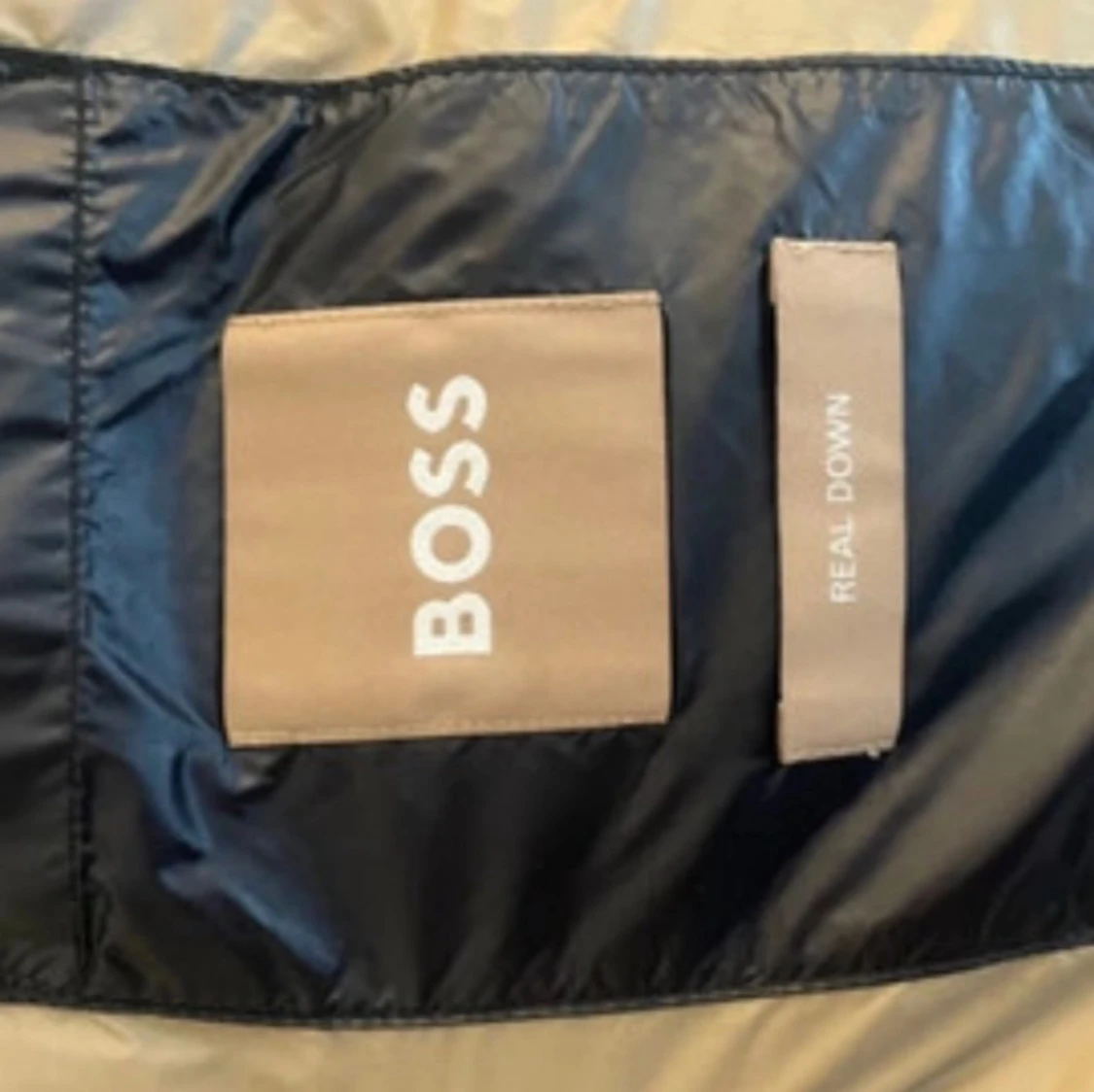 Svart dunjacka från BOSS med huva - 3