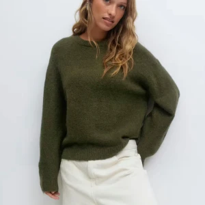 Olivgrön stickad tröja - Mysig olivgrön stickad tröja med rund hals och långa ärmar. Använd en gång ❤️