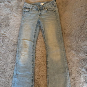 Blå bootcut jeans från Gina Tricot - Snygga ljusblå bootcut jeans från Gina Tricot i storlek 164. Dom är i bra skick.💓💓