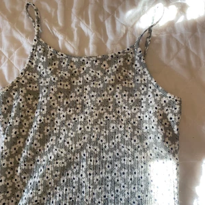 Blommig klänning - Använd 1-3 gånger. nått år på nacken. inga tecken på användning då den har inga hål, fläckar eller märken!