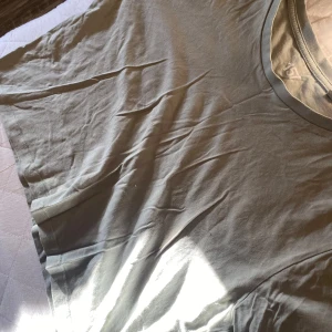 crop topp - Magtröja. Helt ny (ingen prislapp dock). helt oanvänd. fläck/märk/hål-Fri