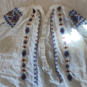 Somrig blus - (den ser mycket bredare ut på bild!!) jätte fin sommar blus till dig som ska utomlands i sommar eller kanske bara ner till stranden!!