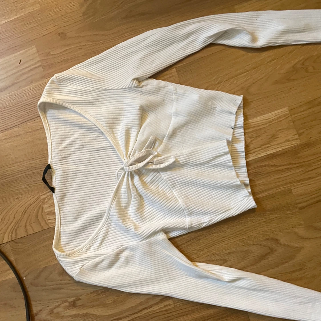 Vit ribbad långärmad topp med knyt