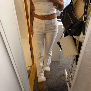 Vita straight jeans med broderad ficka - Snygga vita jeans med rak passform och låg midja. Byxorna har klassisk femficksdesign och en broderad detalj på bakfickan. Materialet är mjukt och känns som bomull med lite stretch. Perfekta för dig som gillar clean och fräsch stil. Står ingen storlek passa mig dom bruka ha 36/S