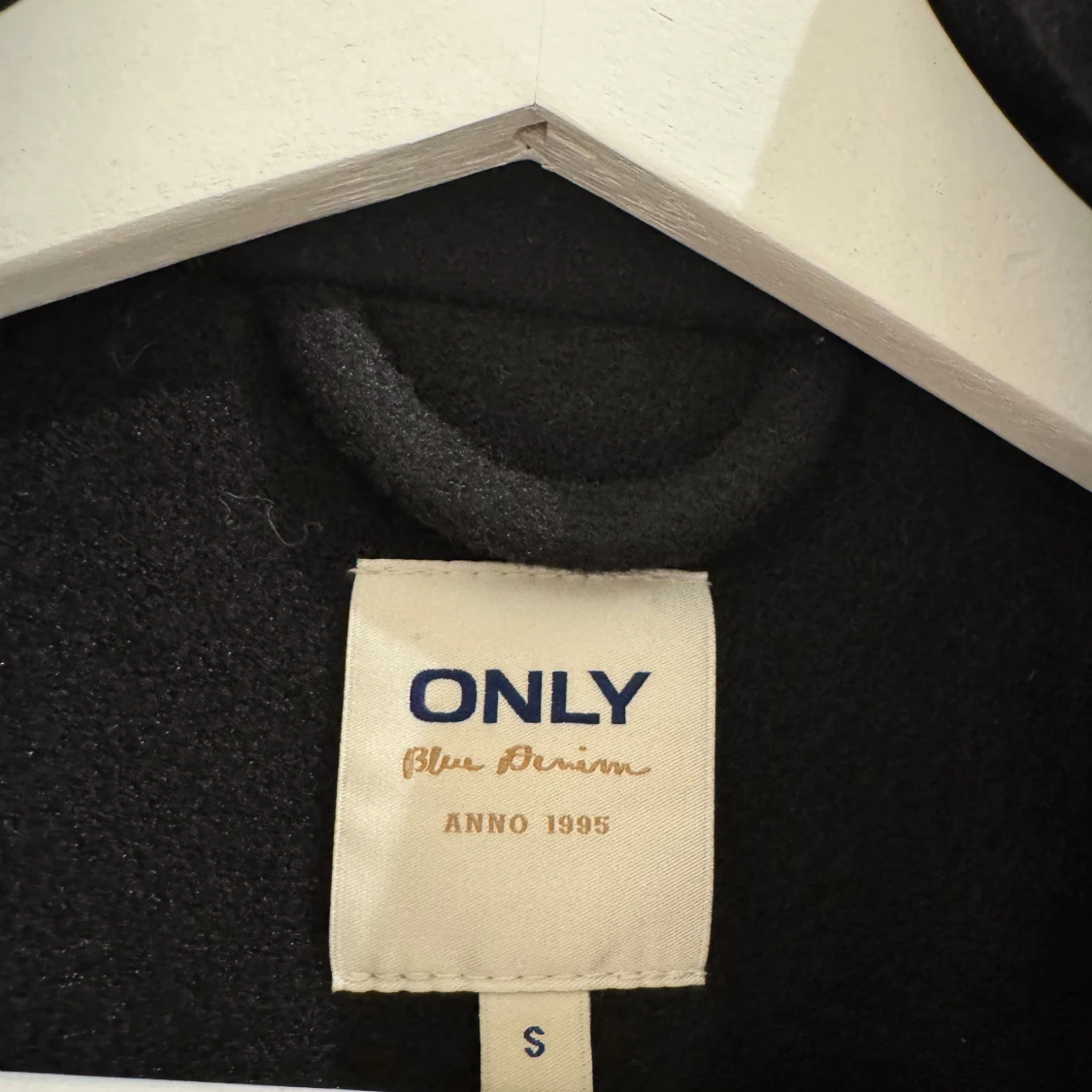 Svart rock med guldknappar från ONLY - 2