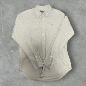 Ralph Lauren Skjorta Ljusblå - 📍Storlek: L  💪🏽Skick: Ny utan prislapp   📐Mått: Längd:cm77 Axelbredd:cm48  📎Material:100%bomull  📦Skickar alltid inom 24h  💸Köp fler plagg för att få billigare pris  ✅Äkthetsgaranti