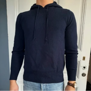 Soft goat hoodie - Luvtröja i 100% Kashmir som är i ett fint skick | nypris 3000 | Skriv om du har några frågor eller funderingar