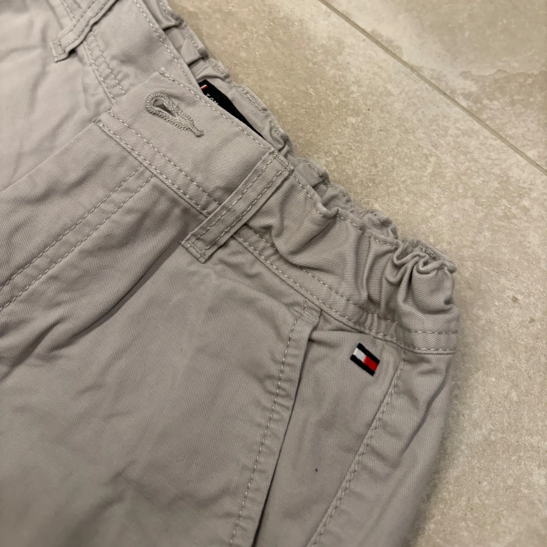 Grå shorts från Tommy Hilfiger - 2