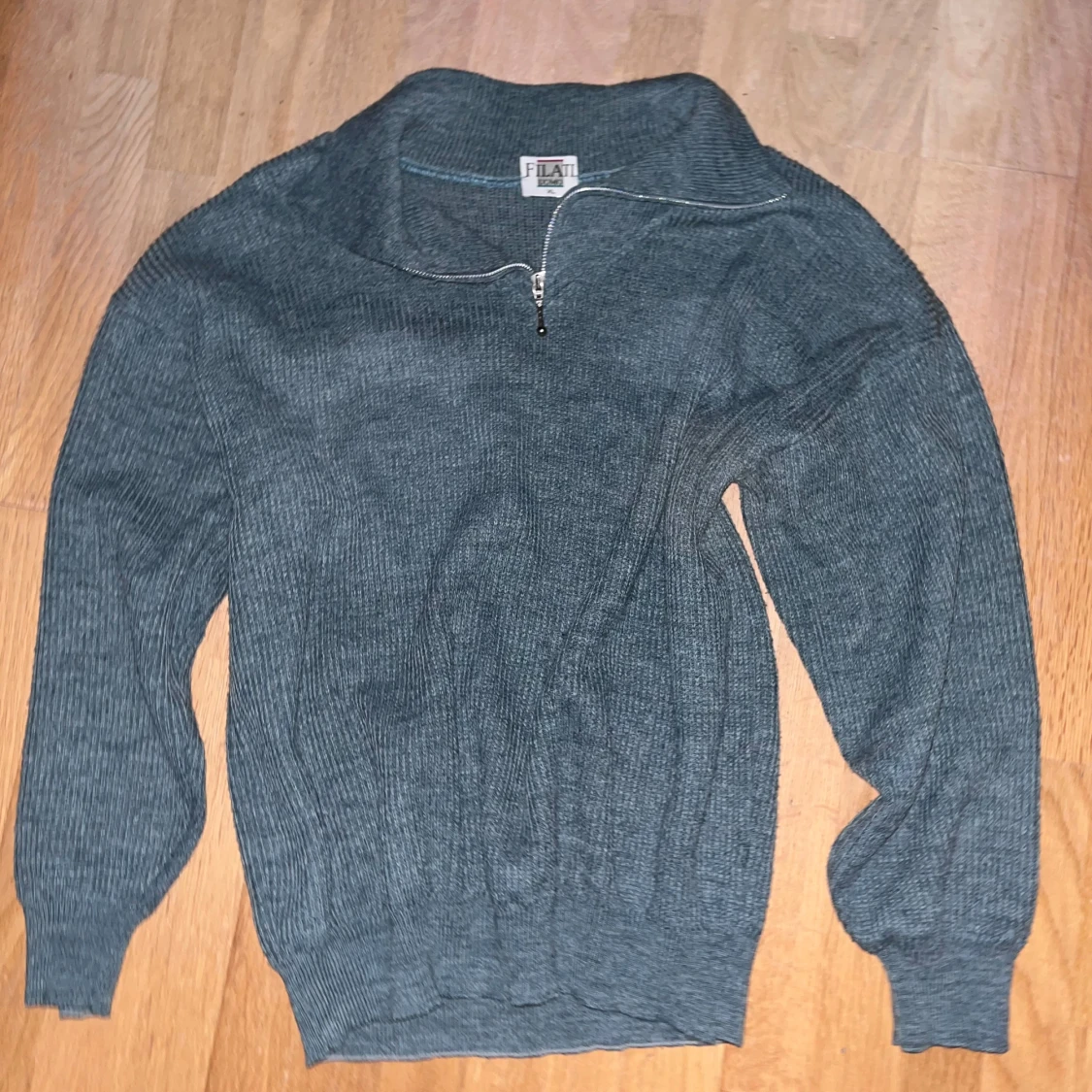 Grå stickad tröja med half zip Filati