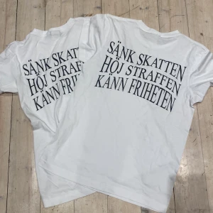 Vit t-shirt med tryck - Aldrig använda 