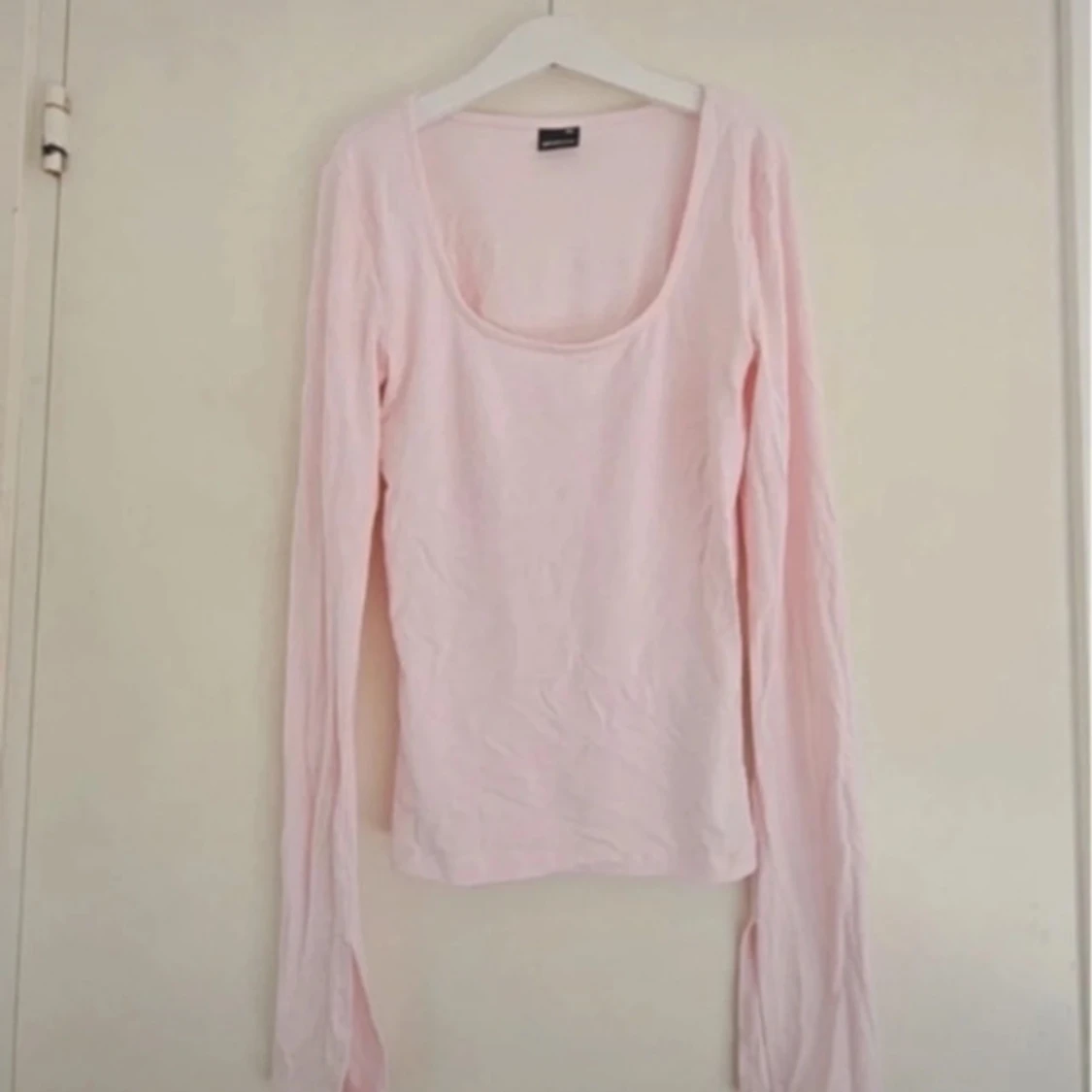 Ljusrosa långärmad topp med djup ringning
