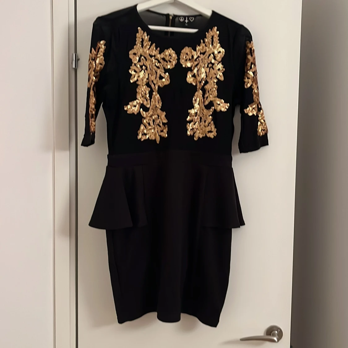 Svart kort klänning med guldpaljetter