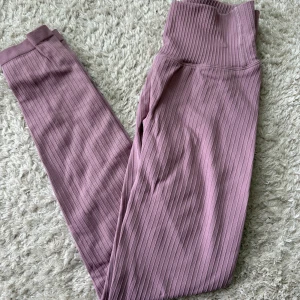 Aimn Tights - Ribbade träningstights från Aimn. Storlek: XS. Inte jättebra bilder, men de är endast använda någon gång, men legat nerpackade därav skrynkliga.