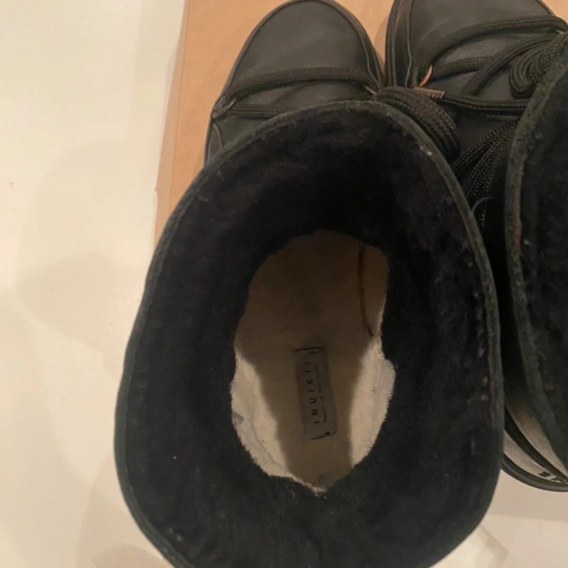 Svarta Inuikii skor  - 4